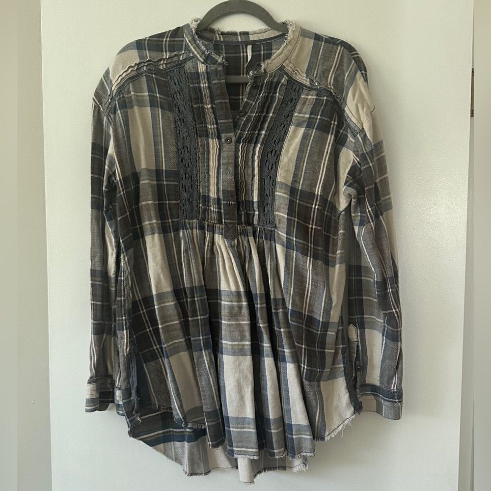 Free People green/cream flannel button down shirt, with unique collar detail. M.